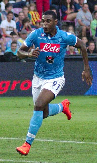 Duván Zapata jugando al fútbol profesionalmente