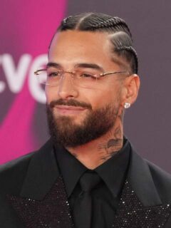 Maluma en un concierto con su estilo característico
