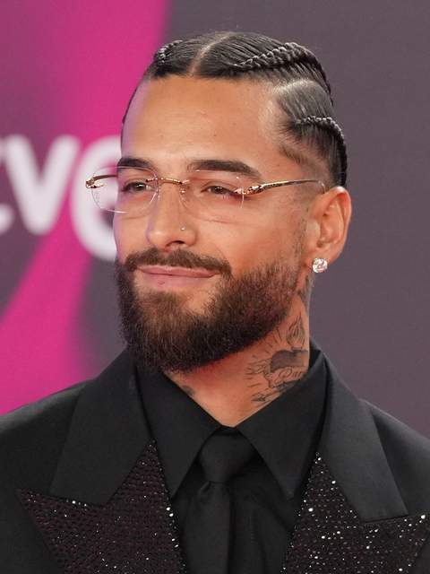 Maluma en un concierto con su estilo característico