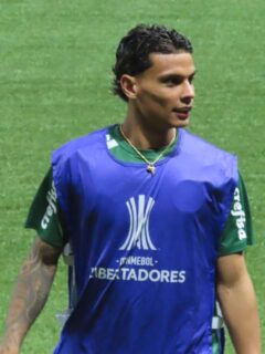 Richard Ríos en acción durante un partido de fútbol
