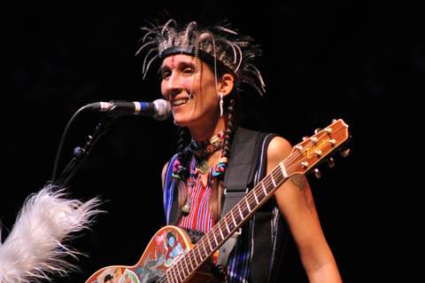 Andrea Echeverri actuando en vivo en 2010