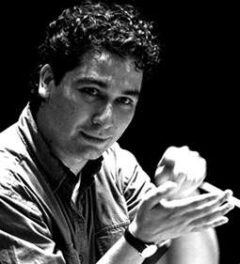 Andrés Orozco-Estrada dirigiendo una orquesta