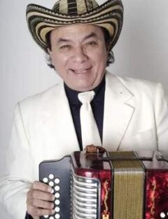 Aniceto Molina tocando su acordeón en primer plano