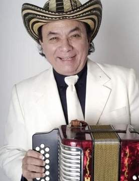 Aniceto Molina tocando su acordeón en primer plano