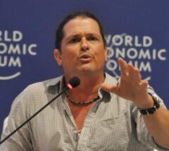Carlos Vives hablando en el Foro Económico de 2010