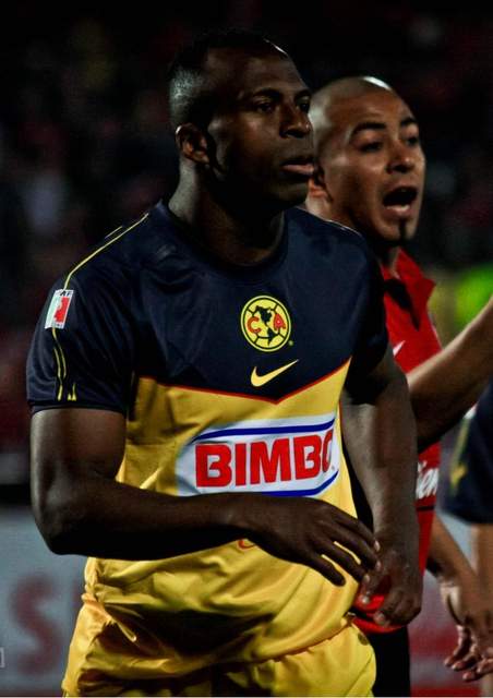 Christian Benítez playing for América in 2012