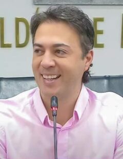 Retrato formal de Daniel Quintero, político colombiano