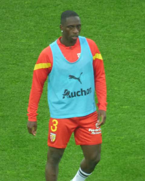 Déiver Machado calentando antes del partido en 2023
