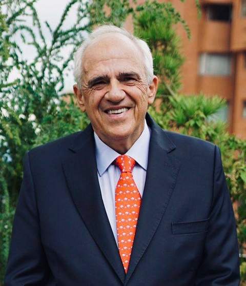 Retrato formal de Ernesto Samper en 2023