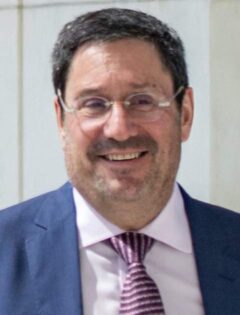 Francisco Santos speaking at an event in 2019