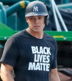 Giovanny Urshela en acción con los Yankees en 2020