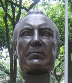 Busto conmemorativo de Guillermo Cano en Medellín
