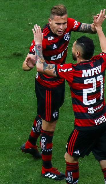 Gustavo Cuéllar jugando con Flamengo en 2018