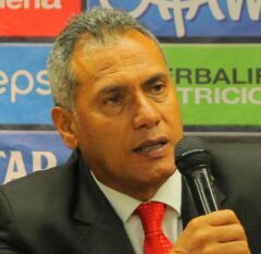 Hernán Torres coaching during a 2017 match
