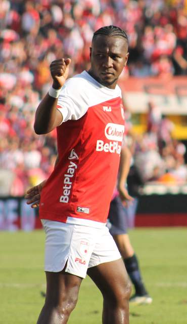 Hugo Rodallega en acción con Independiente Santa Fe en 2025