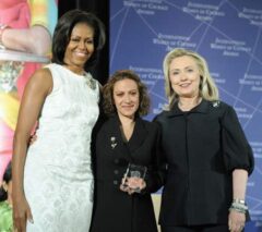 Jineth Bedoya con Michelle Obama y Hillary Clinton en 2012