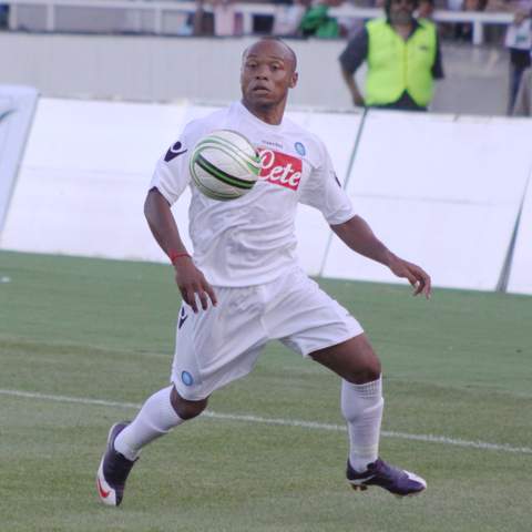 Juan Camilo Zúñiga durante un partido con Napoli