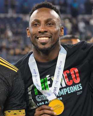 Julián Quiñones jugando con la selección mexicana en 2025