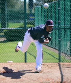 Julio Teherán lanzando para los Braves de Atlanta