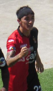 Omar Fernández jugando al fútbol en 2023