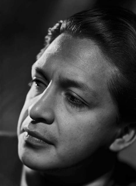 Retrato en blanco y negro de Oswaldo Guayasamín en 1949