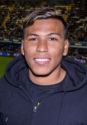 Roger Martínez jugando al fútbol en 2018