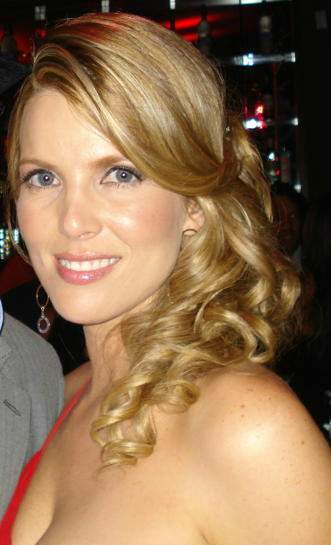 Sarah Mintz posando en 2008