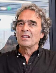 Sergio Fajardo speaking at a political event in 2025