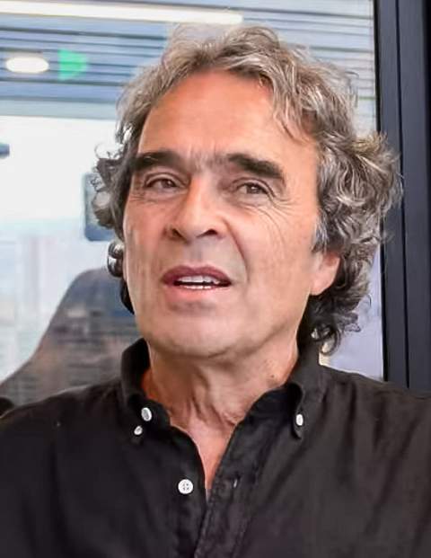 Sergio Fajardo speaking at a political event in 2025