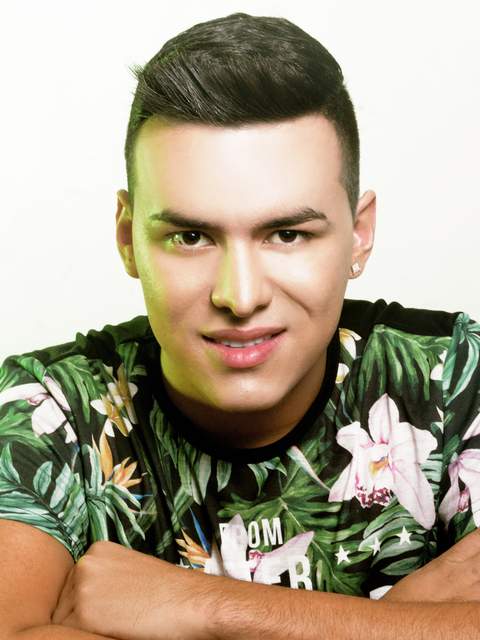 Yeison Jiménez singing during a 2016 performance