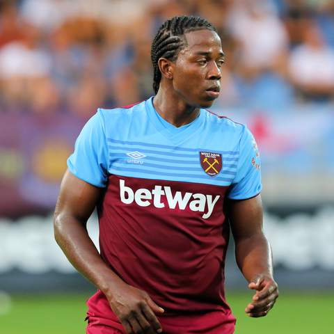Carlos Sánchez jugando con West Ham en 2019