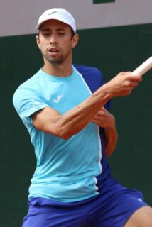 Daniel Galán compitiendo en Roland Garros 2022