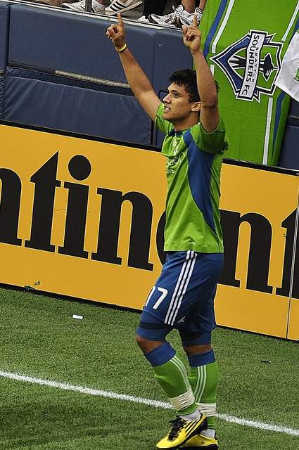 Fredy Montero jugando al fútbol en 2010