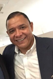 Iván Valenciano jugando al fútbol en Bogotá