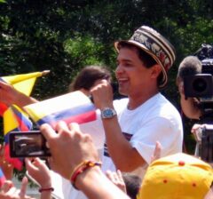 Jorge Celedón cantando en celebración de independencia