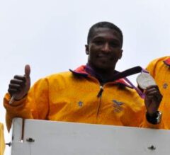 Óscar Figueroa mostrando su medalla de plata en 2012