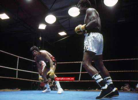 Rodrigo Valdez facing Carlos Monzón in 1977