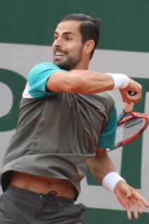 Santiago Giraldo jugando en Roland Garros 2015