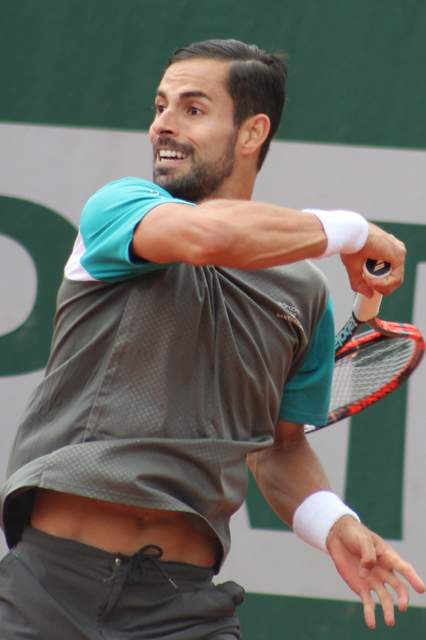 Santiago Giraldo jugando en Roland Garros 2015