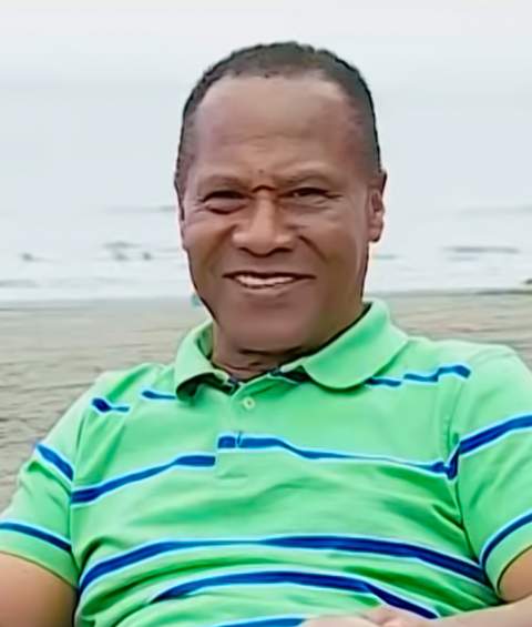 Willington Ortiz jugando al fútbol en los años 70