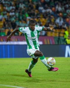 Andrés Román jugando al fútbol en 2023