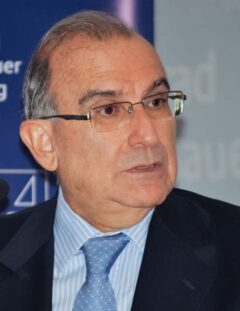 Humberto De la Calle speaking at an event in 2013