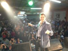 Jhonny Rivera cantando en el escenario