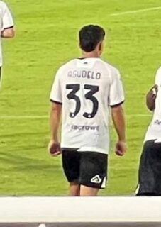 Kevin Agudelo vistiendo el uniforme de Spezia