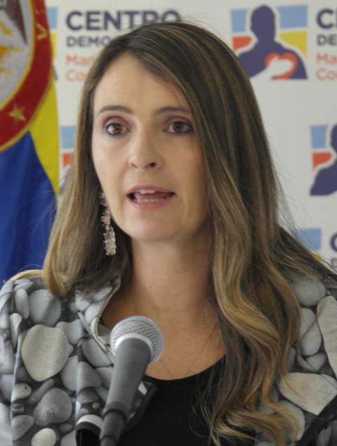 Paloma Valencia delivering an opposition speech in 2022