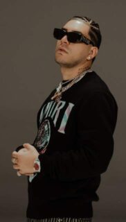 Ryan Castro posando en 2023