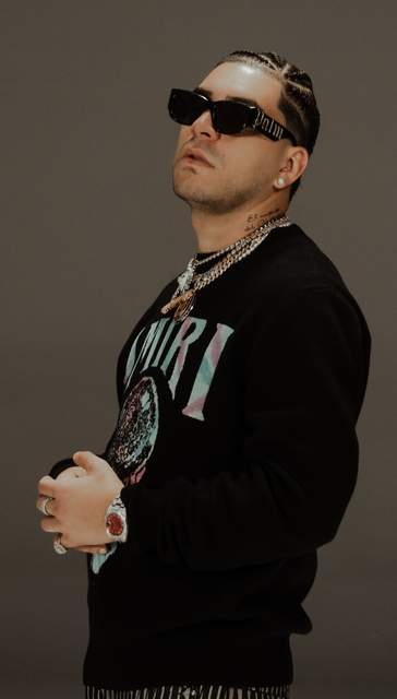 Ryan Castro posando en 2023