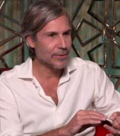 Andrés Baiz posando en 2024