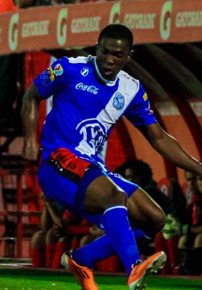 Edison Toloza en acción durante un partido