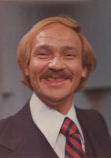 Hernando Casanova on the set of Los Pérez in 1978
